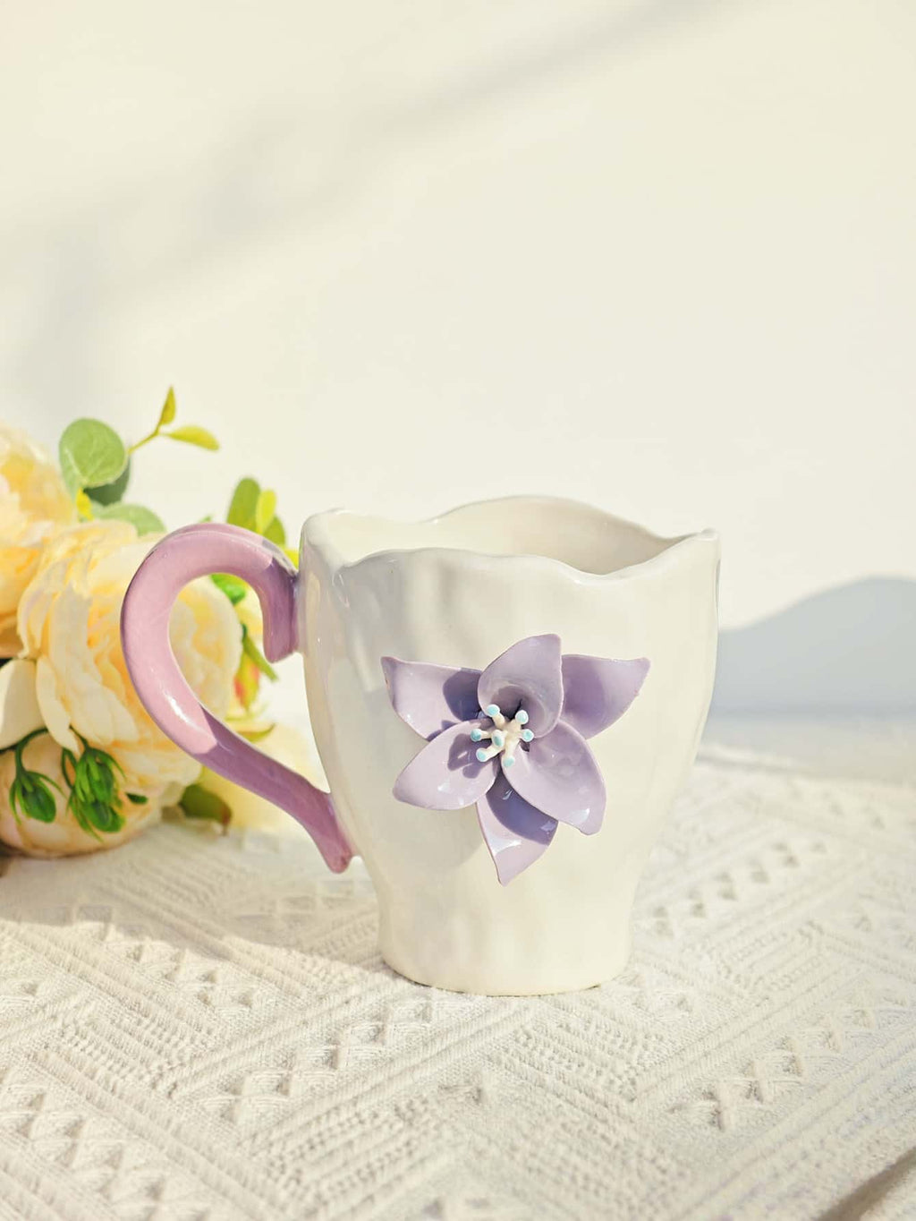 Porzellantasse mit violettem Blumenrelief aus Porzellan