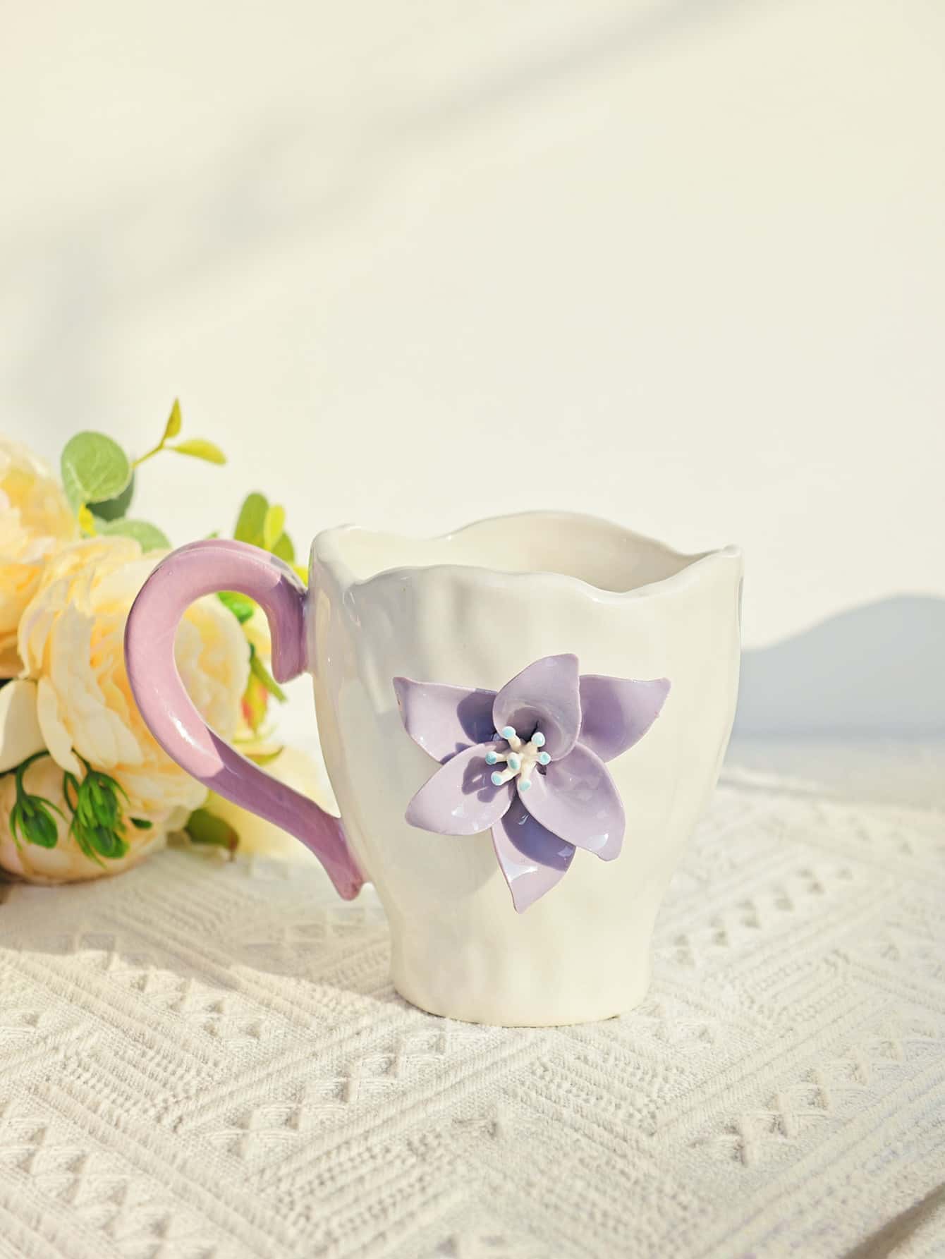 Porzellantasse mit violettem Blumenrelief aus Porzellan