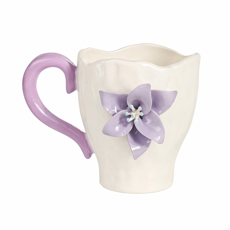 Porzellantasse mit violettem Blumenrelief aus Porzellan