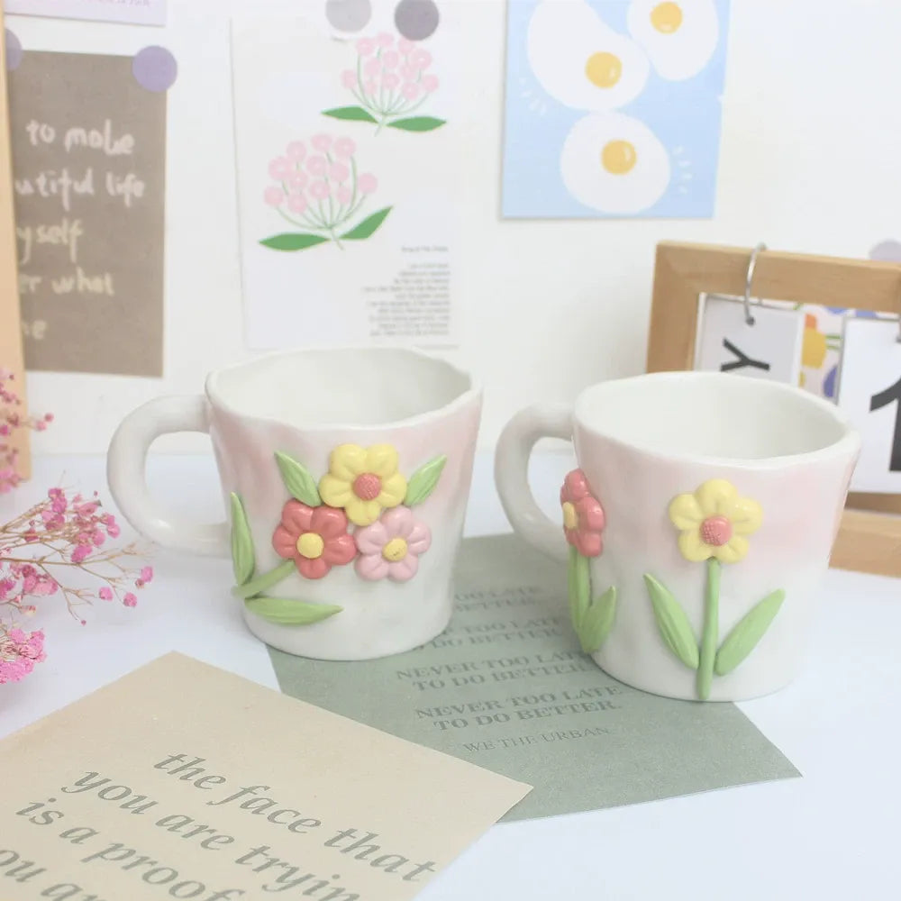 Keramik-Marktasse mit Tulpenrelief und floraler Prägung