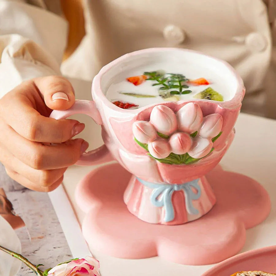 Keramik-Marktasse mit Tulpenstrauß-Relief und dekorativer Schleife