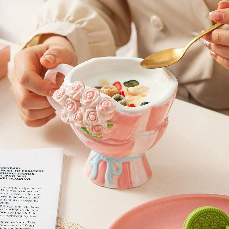 Charaktervolle Rosenbouquet Keramik Tasse | Relief Design mit Schleife