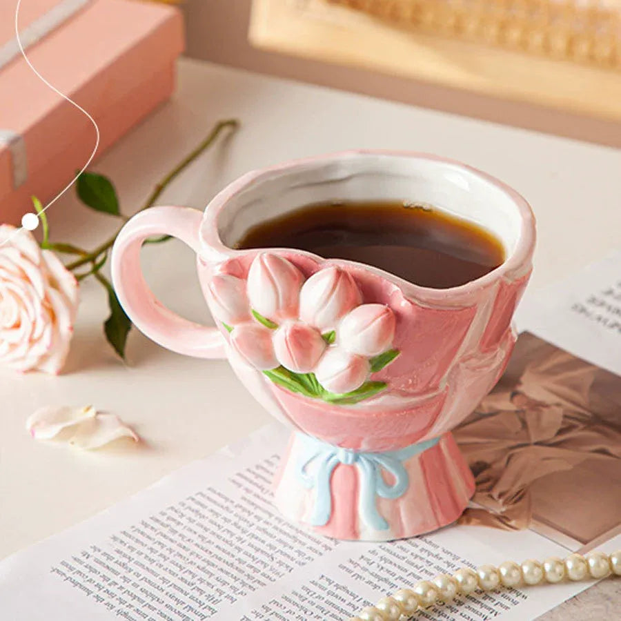 Keramik-Marktasse mit Tulpenstrauß-Relief und dekorativer Schleife