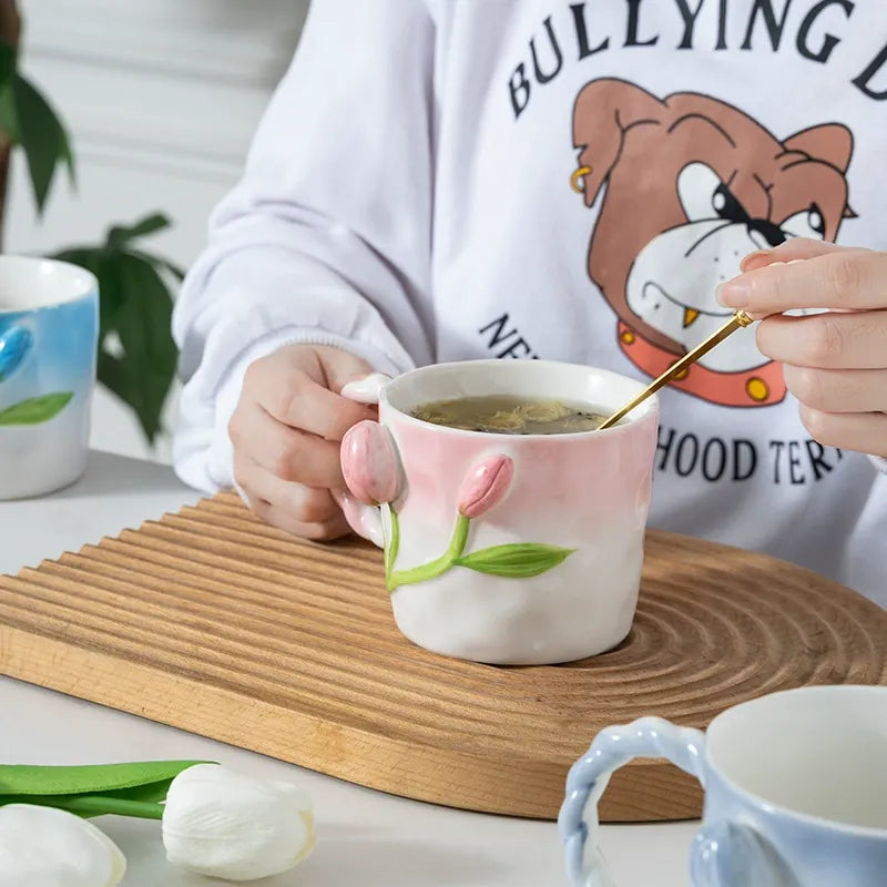Kreative geprägte Tulpe Relief Porzellanbecher mit gedrehtem Griff