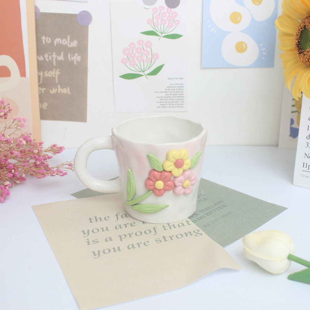 Keramik-Marktasse mit Tulpenrelief und floraler Prägung
